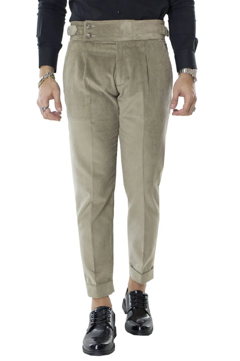 Pantalone uomo velluto beige slim fit vita alta con pinces fibbia laterale e risvolto